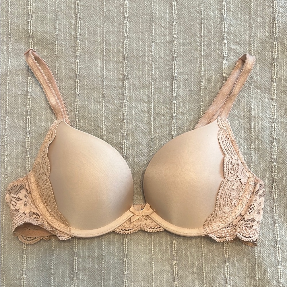 Victoria’s Secret Dream Angels Elegant Lace Trimmed Bra in Nude